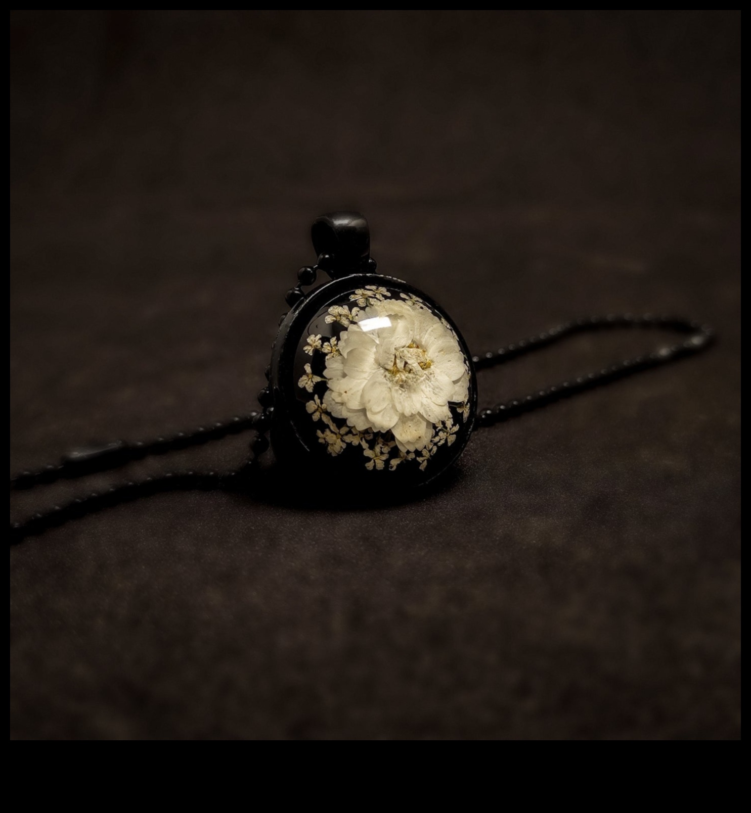 Șoapte capricioase: auziți vrăjirea din colierele noastre subțiri în șoaptă