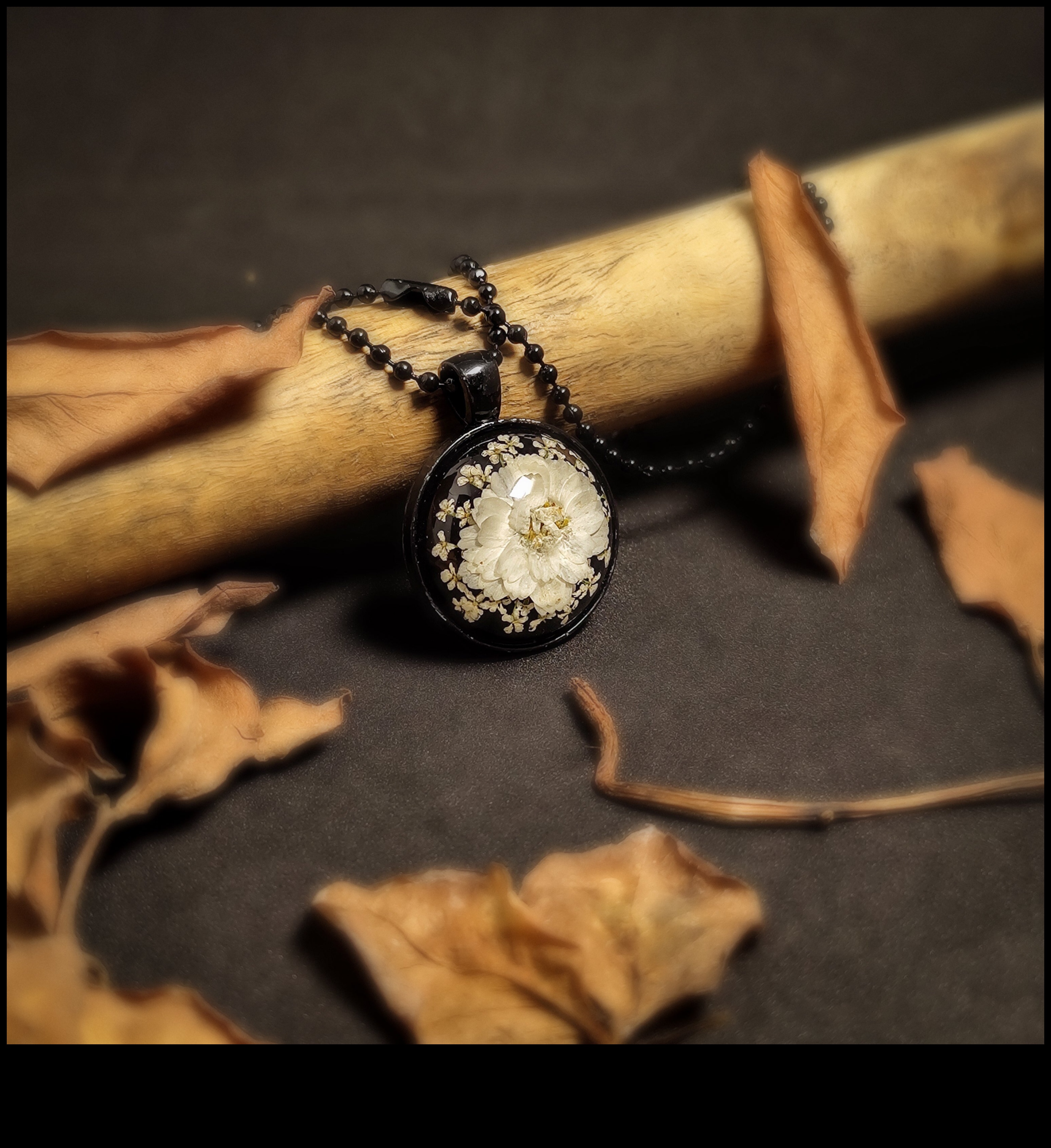 Șoapte capricioase: auziți vrăjirea din colierele noastre subțiri în șoaptă