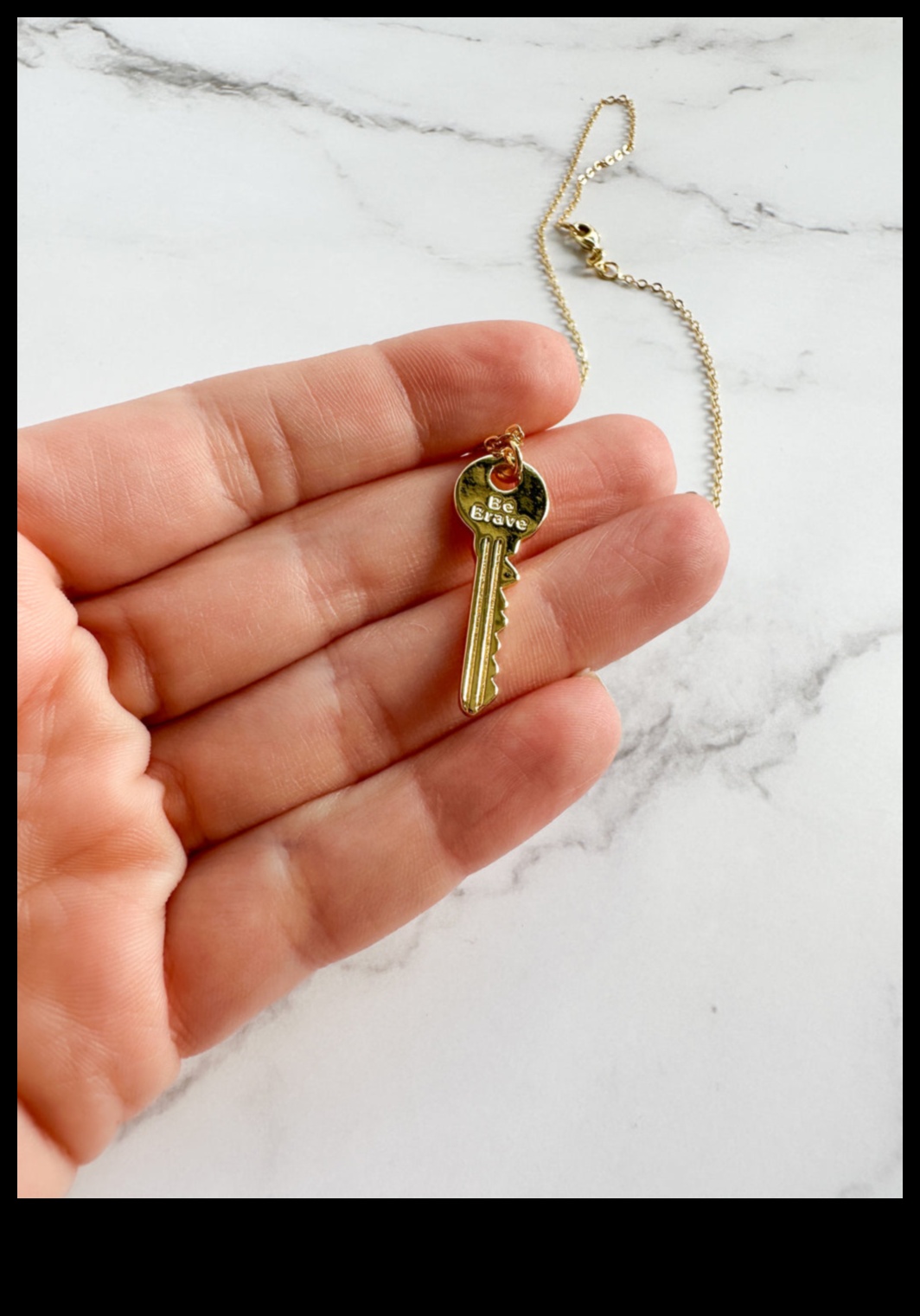 Șoapte capricioase: auziți vrăjirea din colierele noastre subțiri în șoaptă