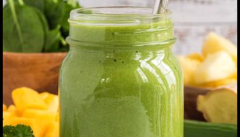 Savory Greens: Explorând combinații creative și aromate de smoothie verde